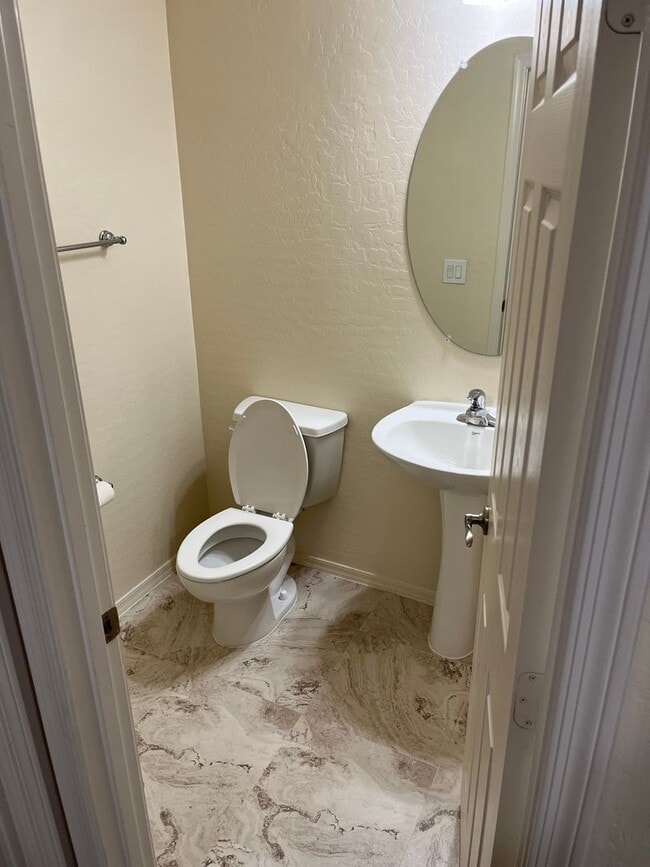 Building Photo - Beautiful Single-family unit with 4 bedrooms