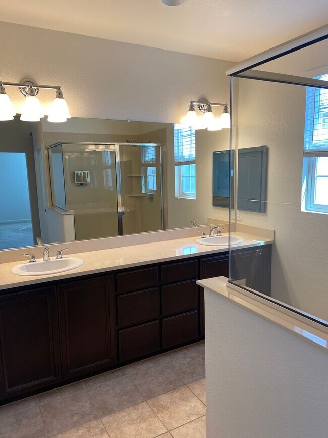 Building Photo - Close to Folsom High School! - 3 Bdrm, 2.5 bath