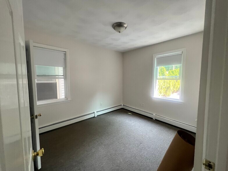 Building Photo - 143 Putnam St