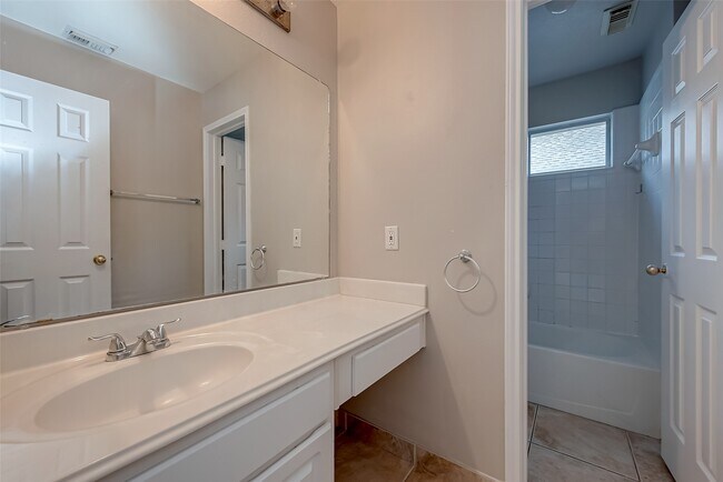 Building Photo - 8714 Pleasantbrook Dr
