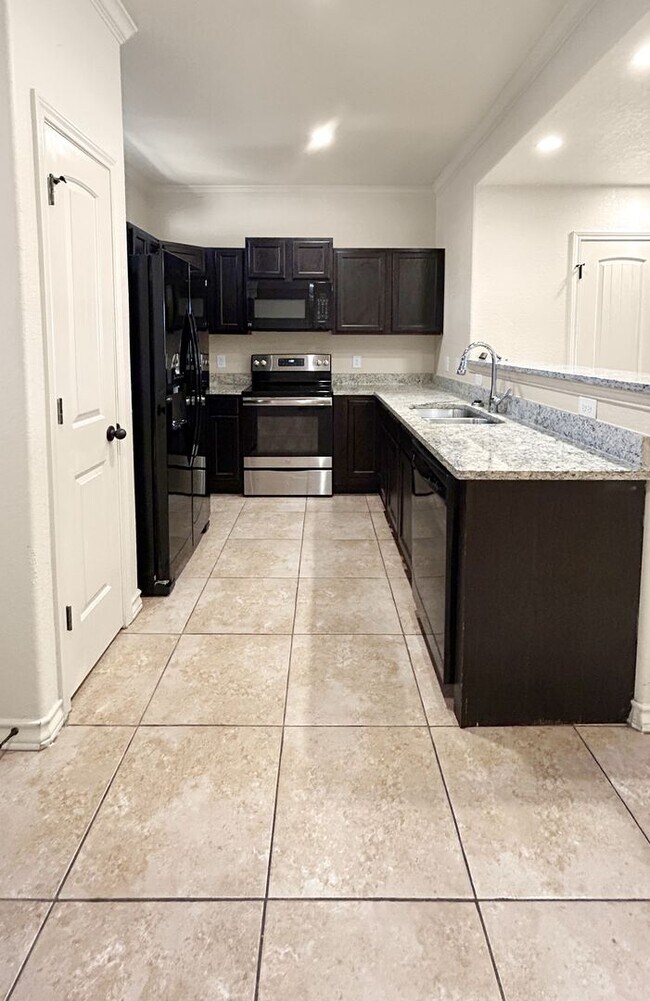 Building Photo - Low-Maintenance 3-Bedroom Townhome with Modern Layout + Easy Commute Access