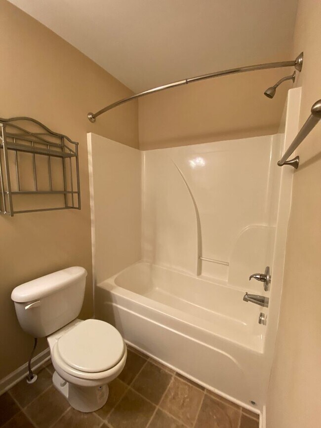 Building Photo - 3 Bedroom / 3 Bathroom / End Unit Townhome...