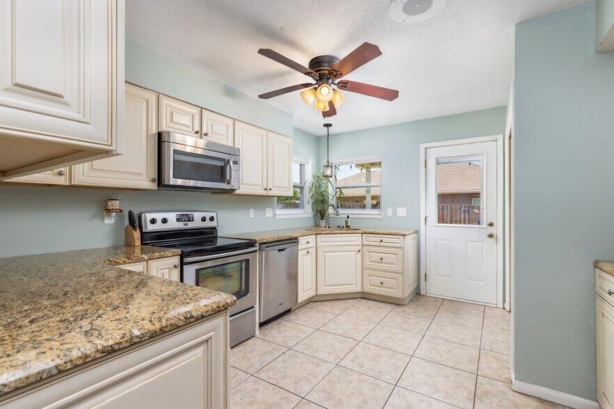Building Photo - 650 Reynolds Cir
