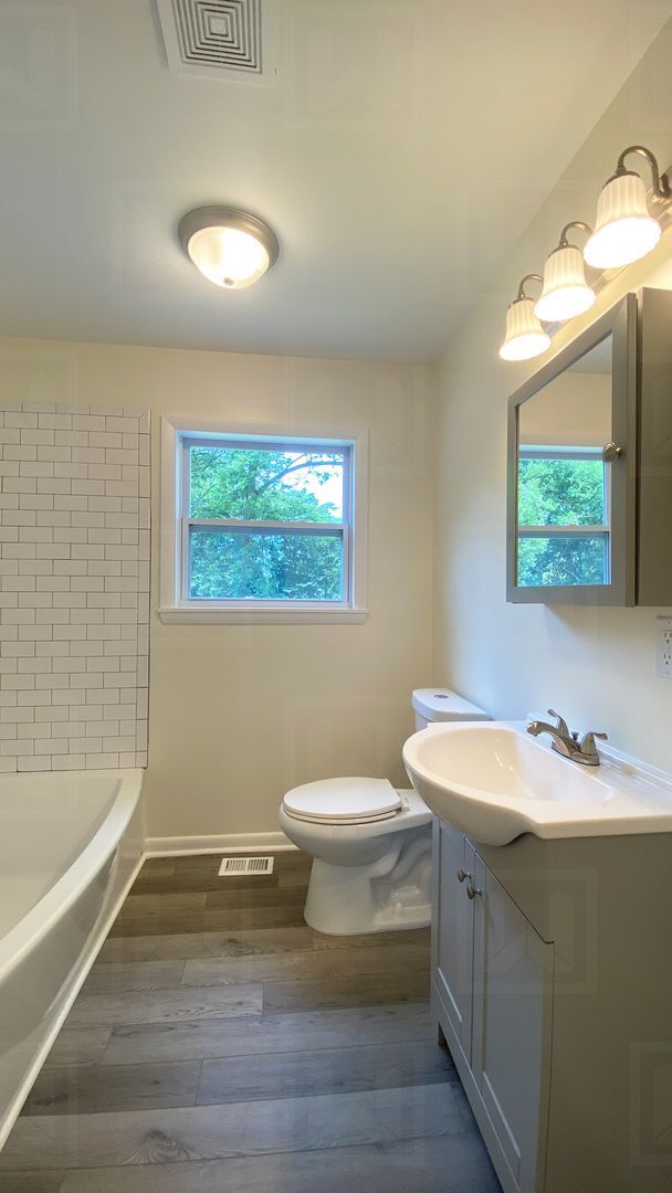 Building Photo - 2-Bed Home in Oakridge Community - Renovated