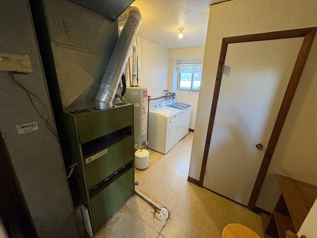 Building Photo - Large 3 bedroom house in the Heights! (Items will be removed)