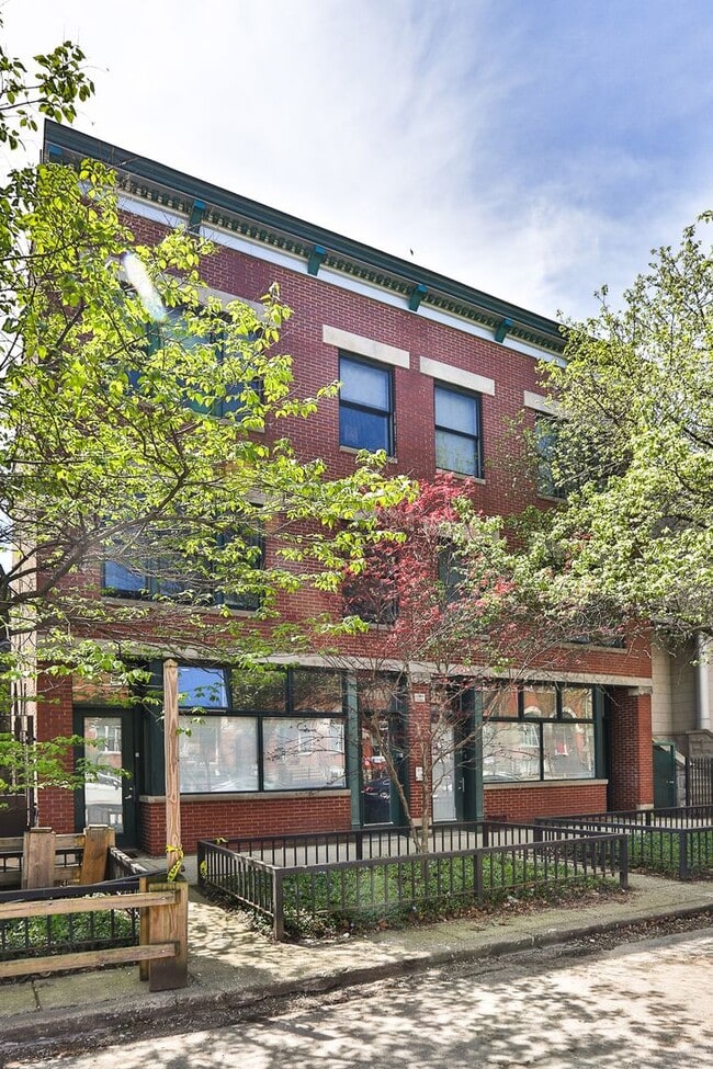 Building Photo - Amazing Wicker park 1 Bedroom with Patio