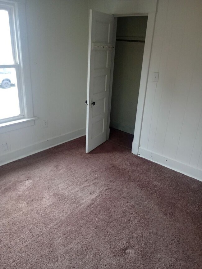 Building Photo - 713 W Adams St