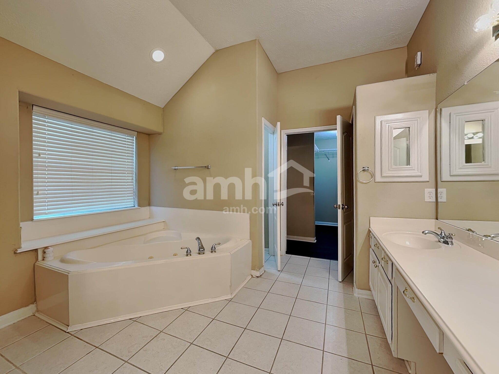 Building Photo - 17302 Lonesome Dove Trl