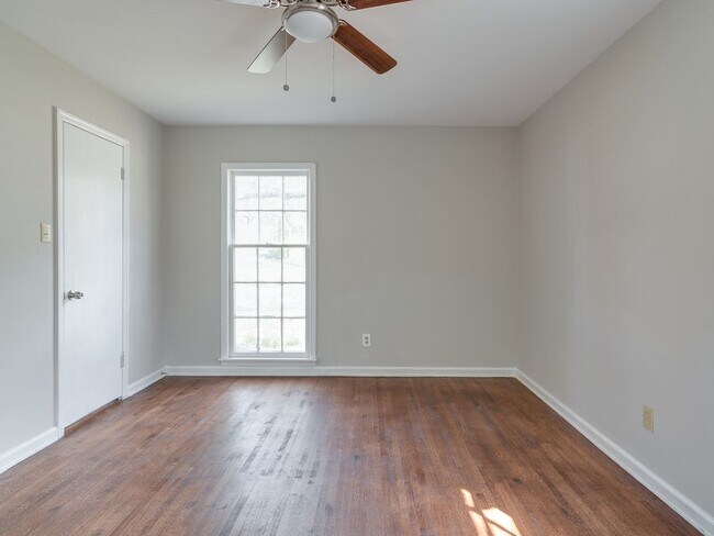 Building Photo - Completely redone luxury 3 bedroom rental ...