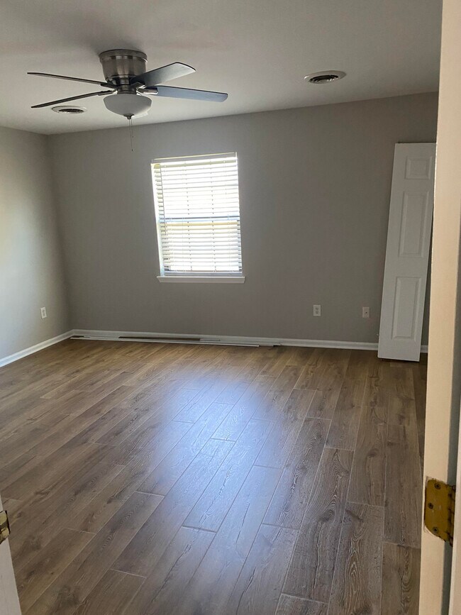 main bedroom - 537 Chandler Plz