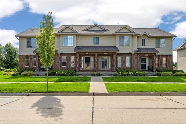 Building Photo - 2 Bedroom, 2-1/2 Bath Townhouse on Iowa City East Side!!