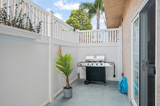 Building Photo - Fully Furnished Rental Imperal Beach