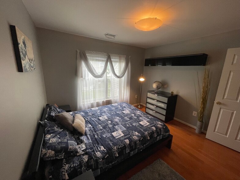 Building Photo - 6615 Schurtz St