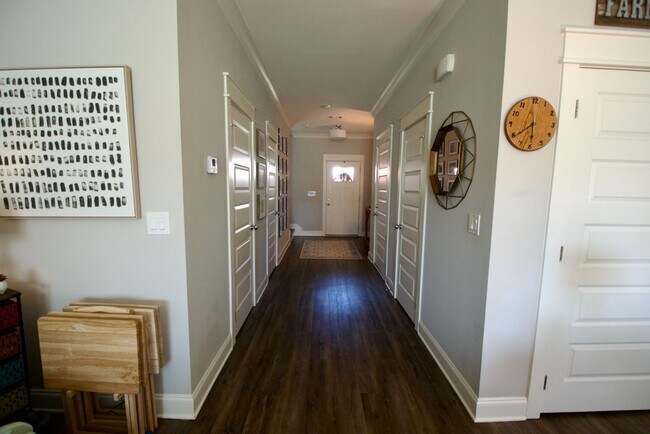 Building Photo - 3 Bed 3.5 Bath Luxury Townhome in Convenient Location!