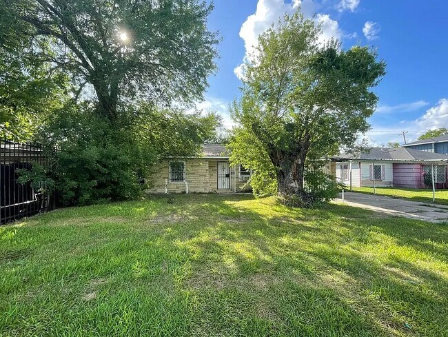 Building Photo - 7722 Darnay Dr