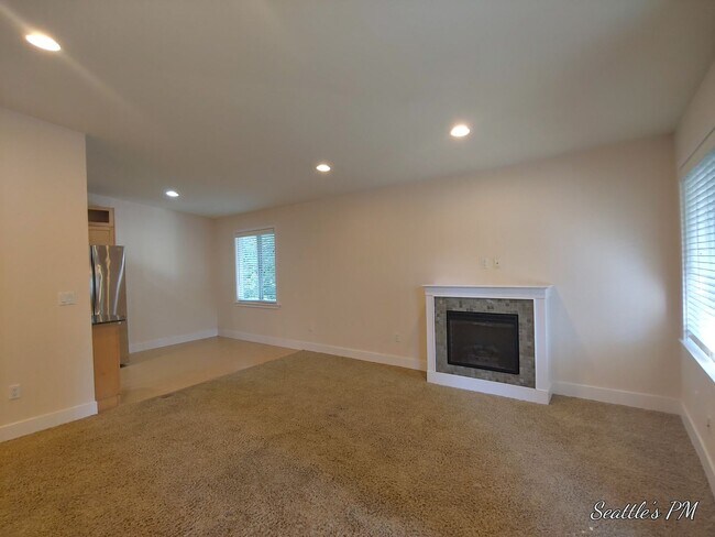 Building Photo - Beatiful Top Floor Condo-Close to Light Rail