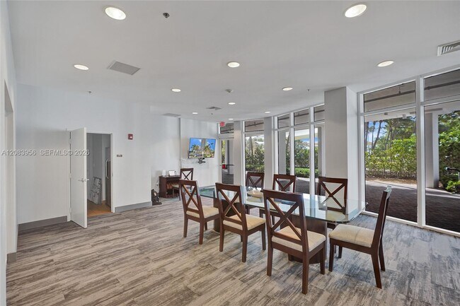 Building Photo - 6515 Collins Ave