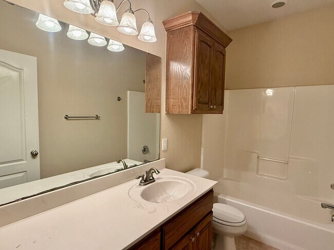 Building Photo - Cute 3 Bed Duplex In Yukon