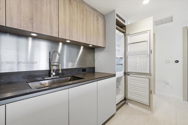 Building Photo - 1000 Brickell Plaza