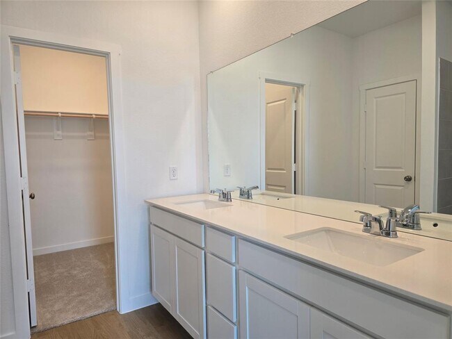 Building Photo - 229 Mets Wy