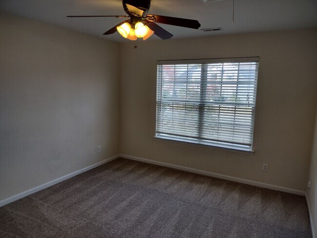 Building Photo - Beautiful move-in ready home located in th...