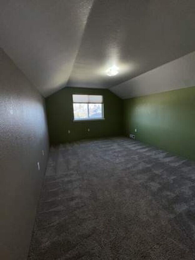 Building Photo - Dog Friendly Property!