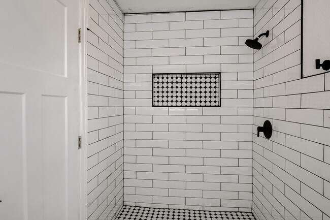 Building Photo - 134 Sinclair St