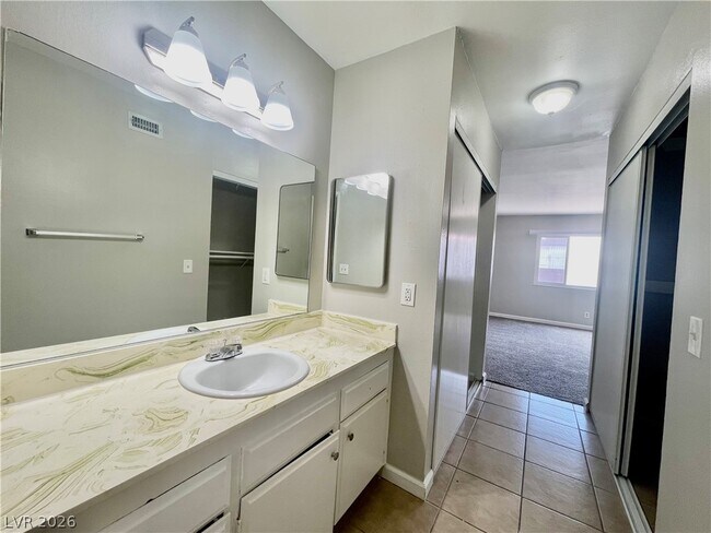 Building Photo - 1405 Vegas Valley Dr