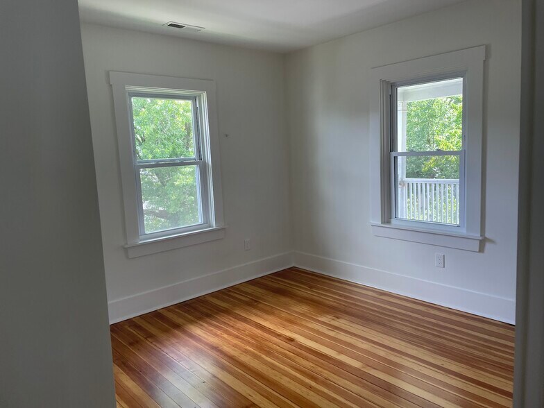 Building Photo - 85 Larch St