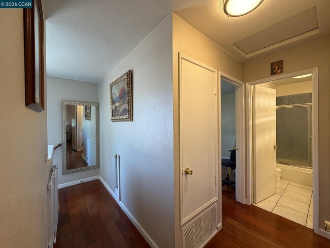 Building Photo - 6 Basin Ct