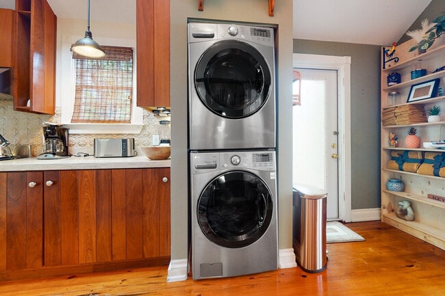 Building Photo - 1011 Howe St