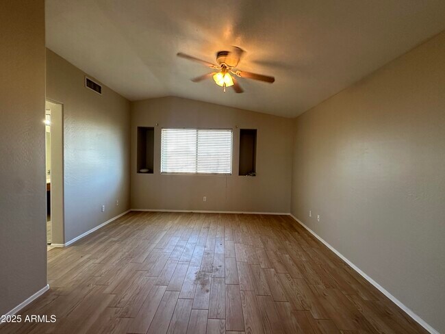 Building Photo - 10971 W Rio Vista Ln