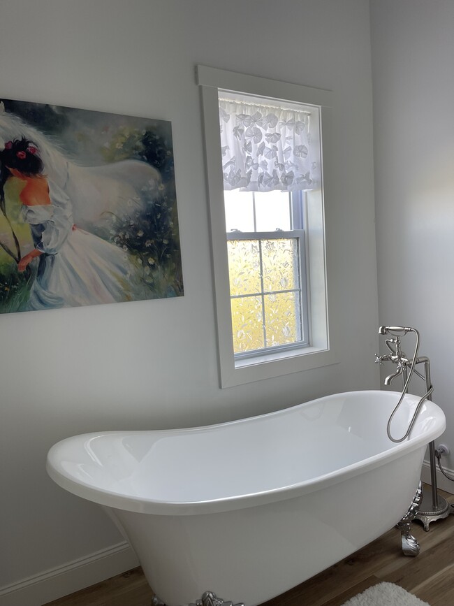 Deep soaker tub in master bath - 13440 Perry Ln