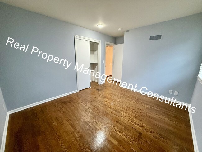 Building Photo - Stylish Split-Level Living in Overland Park  – Pet-Friendly