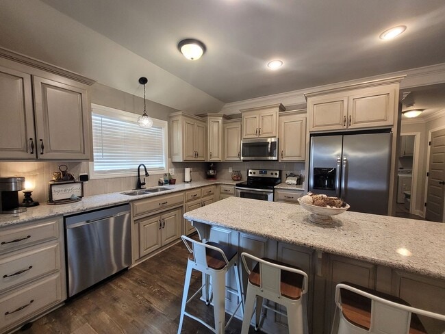 Building Photo - Beautiful 4BD/2BA Home with Screened Patio...