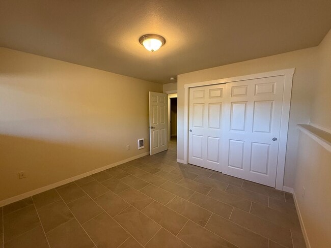 Building Photo - Welcome to your new lake front home in Oly...