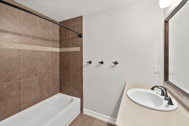 Building Photo - Immaculate & Stunning 4BD Ranch Style in C...