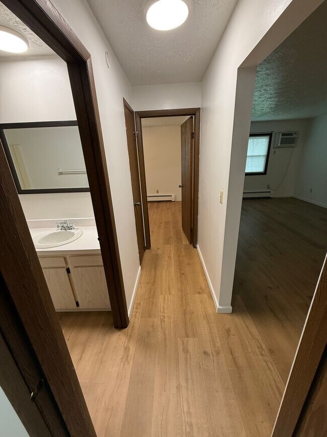 Building Photo - 8422 Colwyn Ct