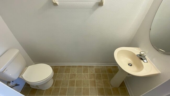 Building Photo - 3 Bedroom, 2.5 Bath Townhome with One Car Garage in Waterford Lakes Orlando!