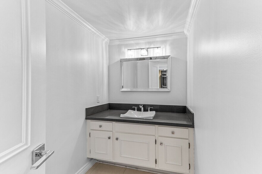 Building Photo - 4920 Tarzana Woods Dr