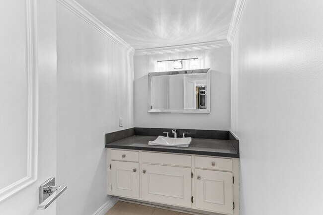 Building Photo - 4920 Tarzana Woods Dr