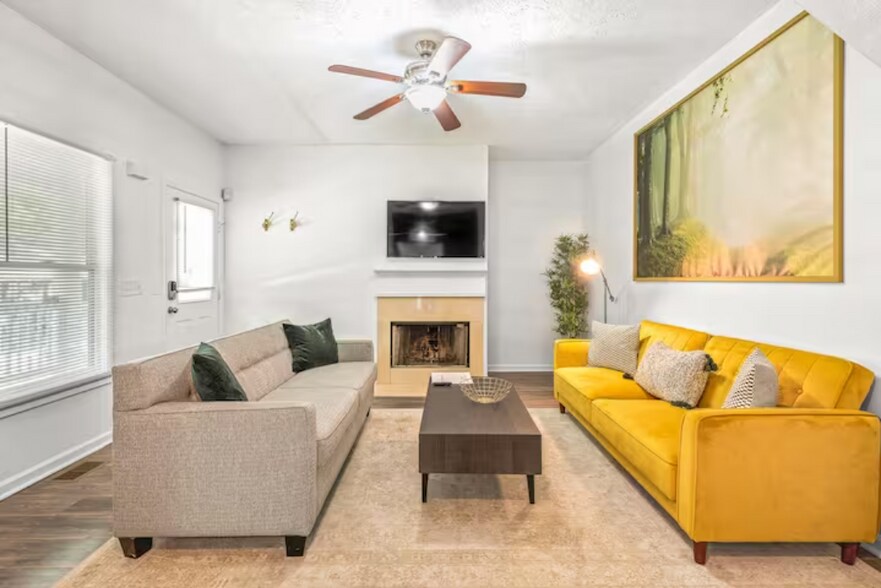 Unit B - Living Room - 1296 Sells Ave SW