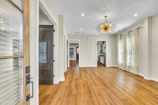 Building Photo - Downtown 4 bedroom home