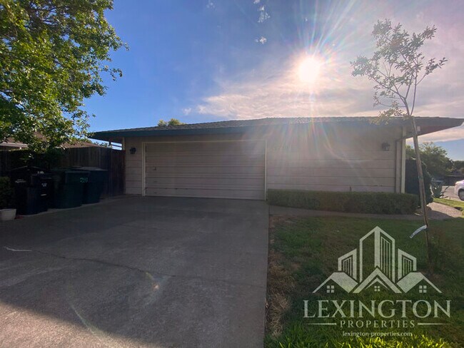 Building Photo - Beautiful, 3BD/2BA +Bonus Rooms, Bungalow ...