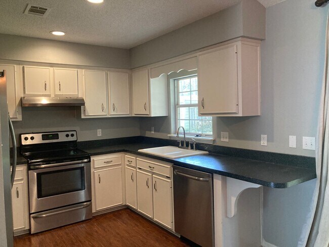 Building Photo - 3 bed 2 bath house, 1-car garage and fenced-in yard! Available May 15