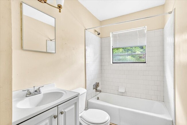 Building Photo - 2-Bedroom Apartment in Convenient Savannah Location