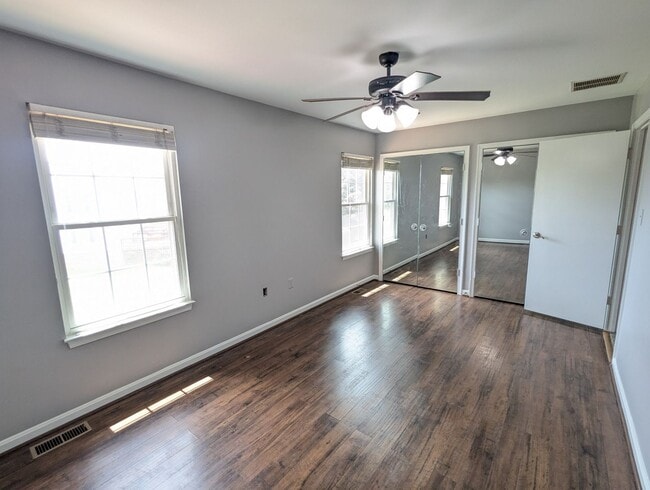 Building Photo - Beautifully maintained townhouse in establ...