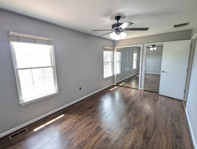 Building Photo - Beautifully maintained townhouse in Tuscar...