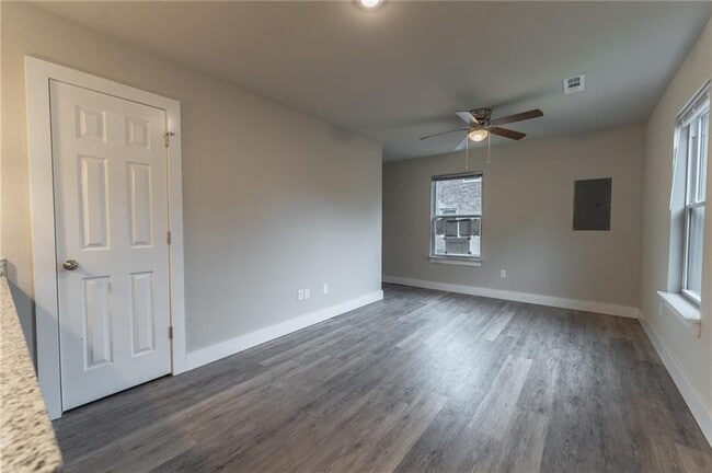 Building Photo - 1358 N Porter Rd