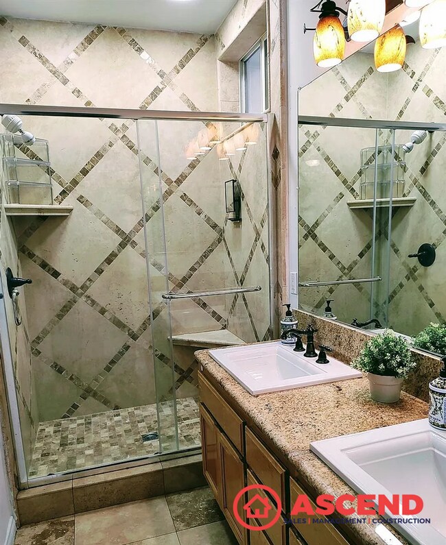 Building Photo - Spacious 5 Bed / 2 Bath Home Near Riverlakes Golf Course!